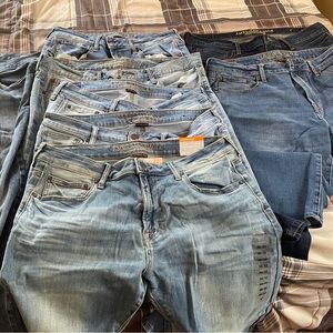 8 pair American Eagle Men’s jeans